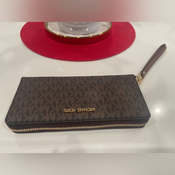 Michael Kors Tan Jet Set Travel Wallet - Picture 3 of 4